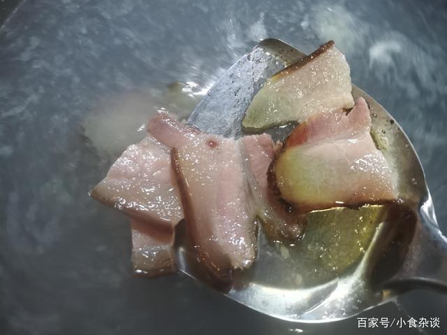 小食杂的辣味秘诀 第六步加入食用盐和干辣椒